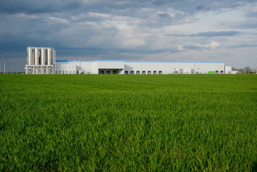 New European Facility News Uniform Color